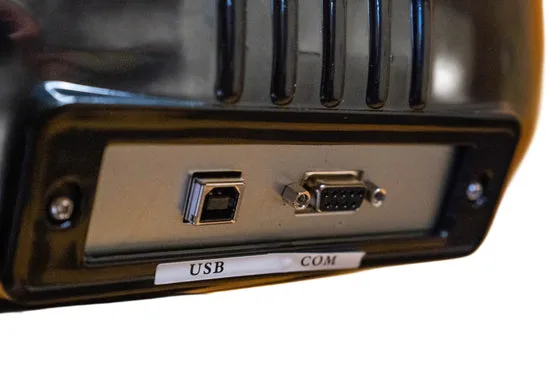Plotera USB un COM pieslēgvietas
